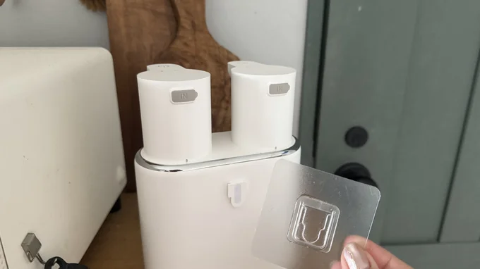壁掛けできるフィルムフック(2枚)つき
