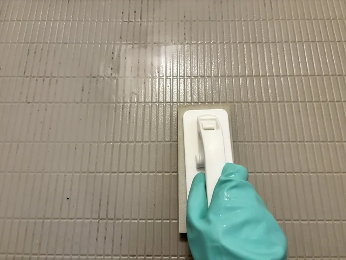 風呂床掃除用ブラシで凹凸の溝までスッキリ