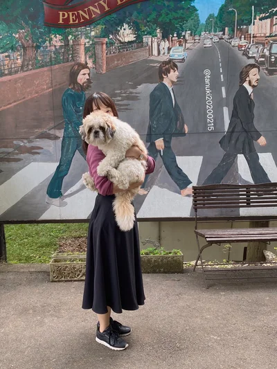 抱っこされると…あれっ小型犬？▶体重はおよそ10kg！（⇒次へ）