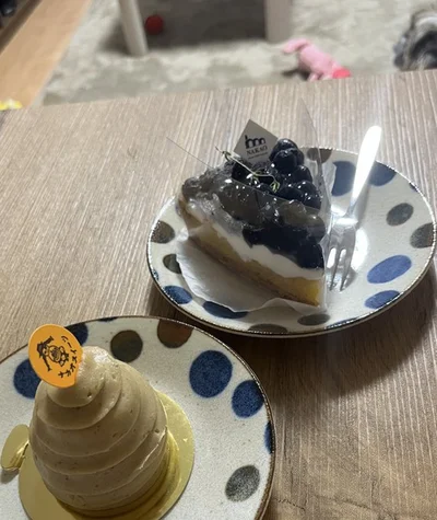 ケーキを食べる時は気配を感じるそう▶たぬきちちゃんはどこでしょう？（⇒次へ）