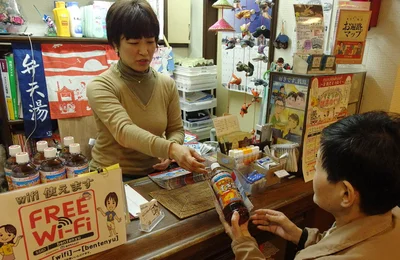 HOT JAPANは東京都内の銭湯で来場客へ飲料のサンプリングを実施