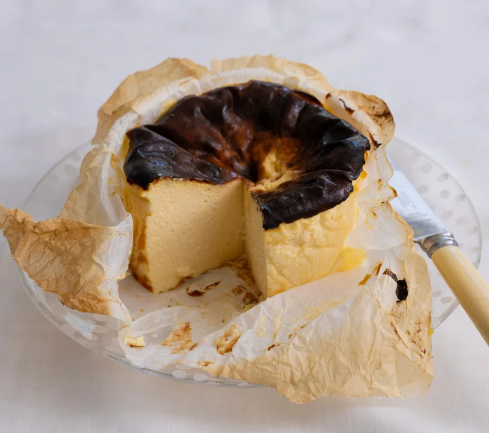 クリームチーズ・生クリーム不使用！水切りヨーグルトで作る「バスク風チーズケーキ」