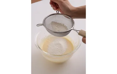 薄力粉をふるいながら加える