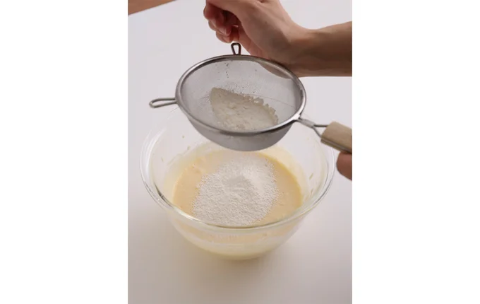 薄力粉をふるいながら加える