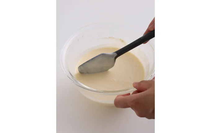 ゴムベラに持ち替えてダマがなくなるまで混ぜる