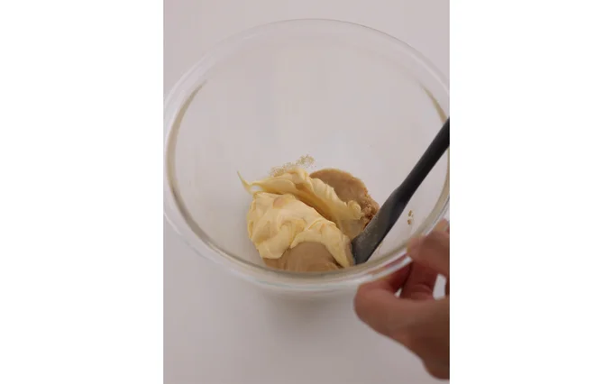 マヨネーズを加えて混ぜる