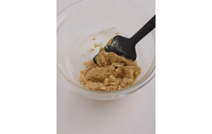 薄力粉を加えて混ぜる