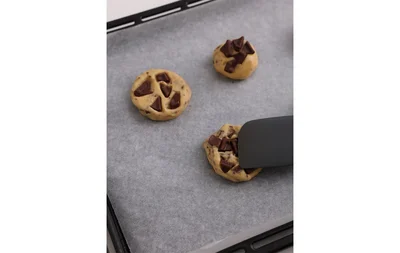 ゴムベラで1.5cm厚にギュッと押しつぶす