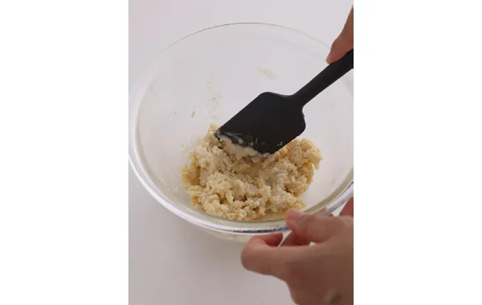 ゴムベラで混ぜる