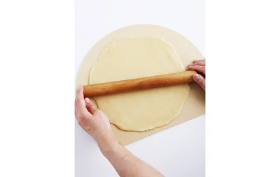 3mm厚・直径25cm円形にのばす