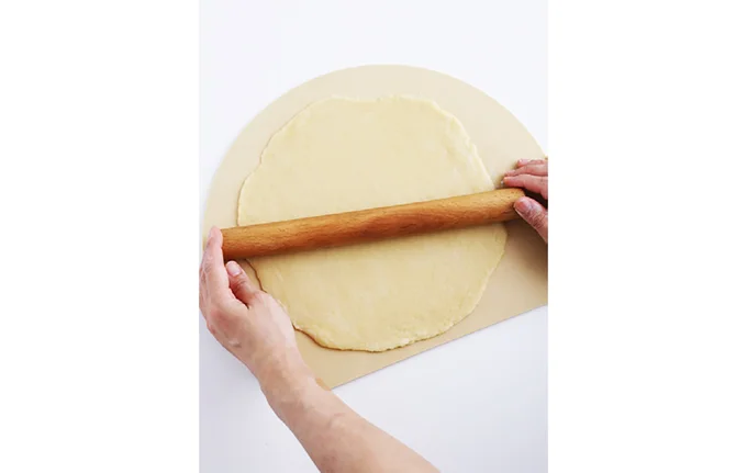 3mm厚・直径25cm円形にのばす