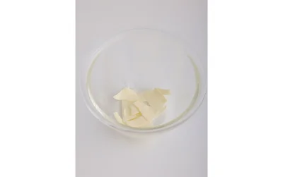 ボウルにスライスチーズをちぎって入れる
