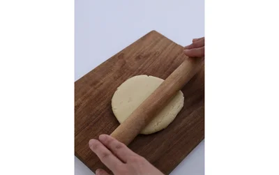 生地を麺棒で8mm厚にのばす