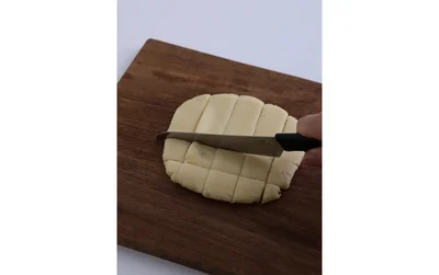 3㎝角に切り、天板に並べる