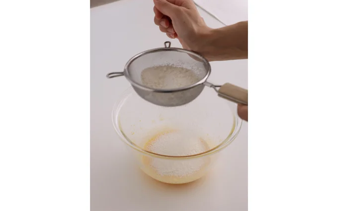 薄力粉をふるいながら加える