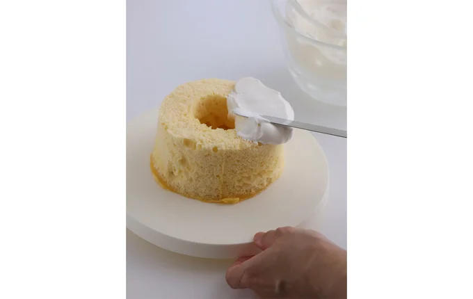 生クリームをケーキ全体に塗る