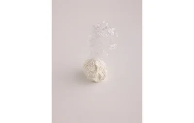 ラップを丸めてクリームで苺を包む