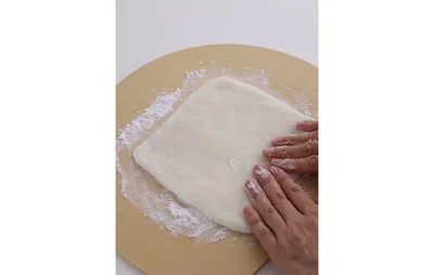 5mm厚の四角にのばし、4等分に切る
