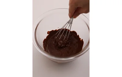 チョコレートを入れ、湯煎または電子レンジで溶かす