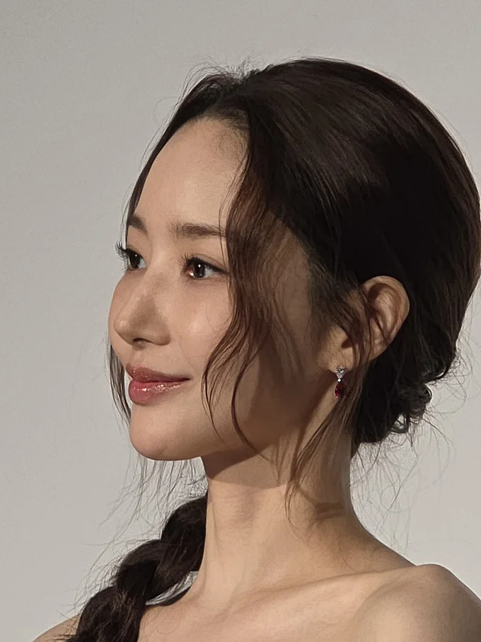  観客のあらゆる場所を見渡してニコっと笑いかけたりウインクをしたり…（9月4日、TOHOシネマズ六本木ヒルズにて開催された配信記念イベントにて）