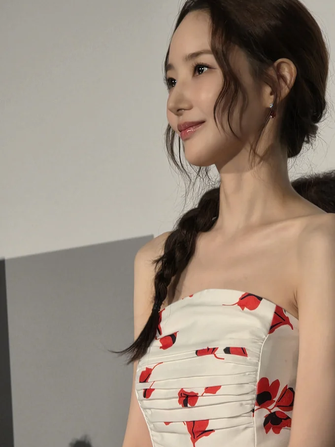 白に赤い柄が映えるドレスで