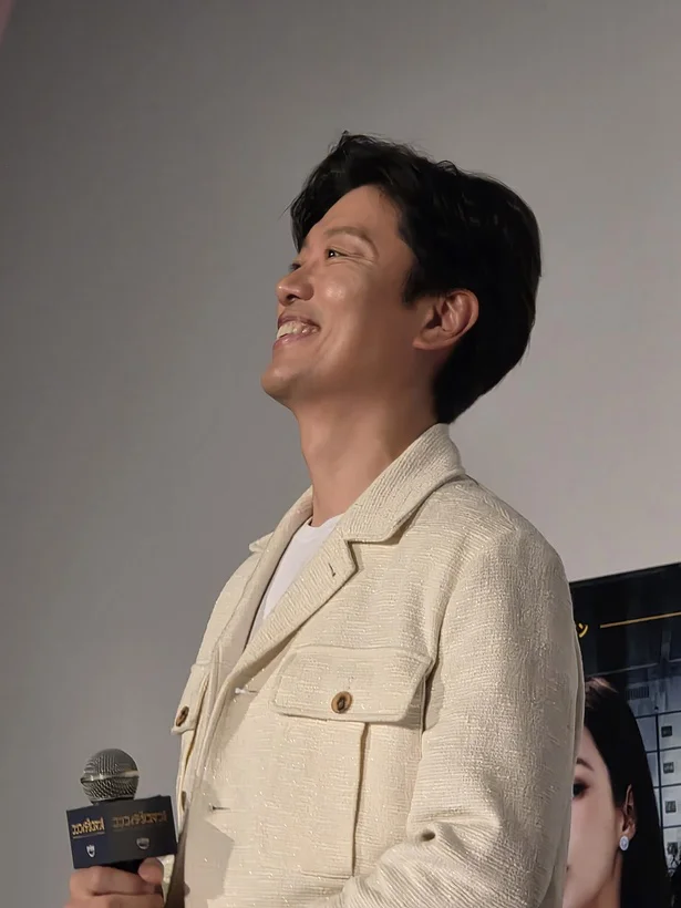 笑顔をみせるパク・ヒスン