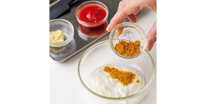 抗酸化作用があるカレー粉をヨーグルトにプラス