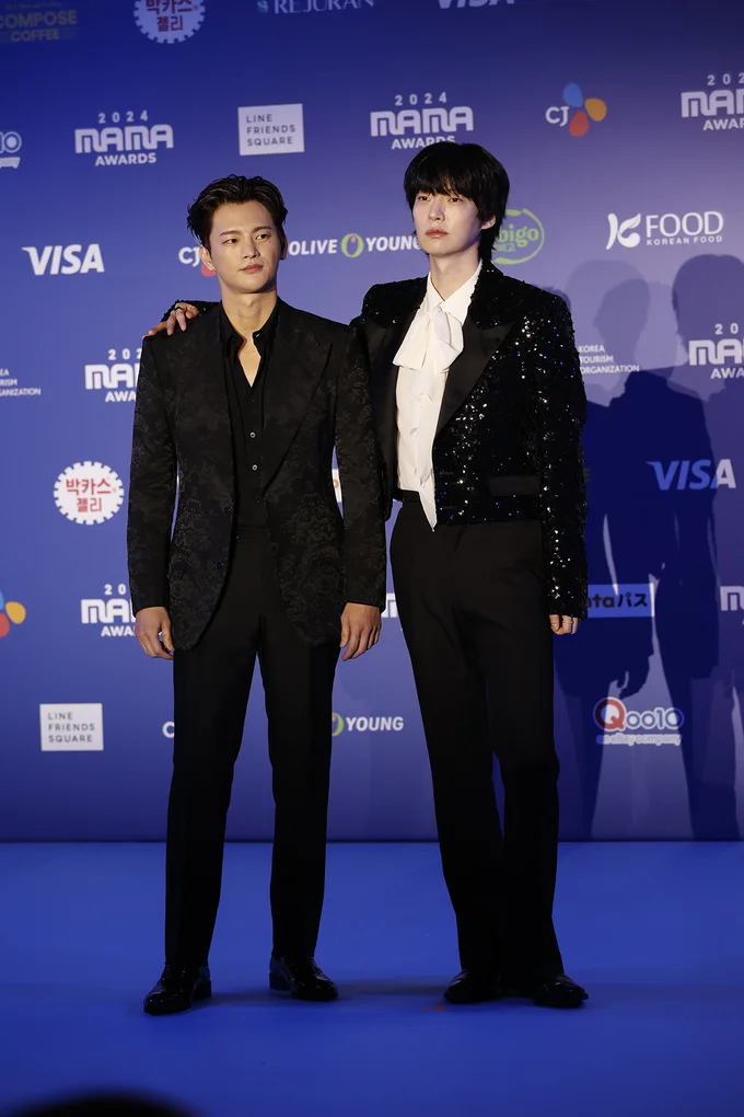 スタイルのいいふたり！2大イケメンが並ぶと迫力！▶次は仲良くピースする二人