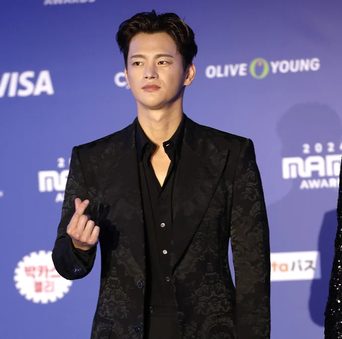  ボタニカル柄のジャケットを着こなすソ・イングク