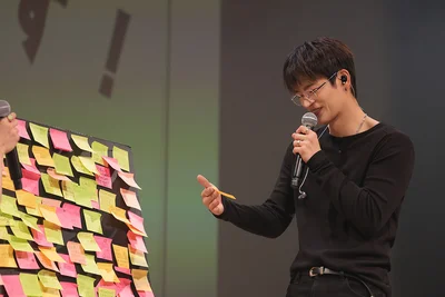 楽しそうに質問を読む様子（画像は9月1日のもの）
