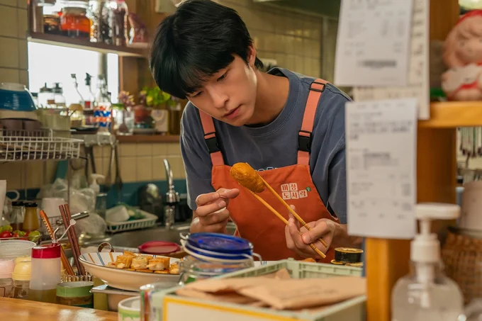 両親が営む弁当店を手伝うヨンジュン