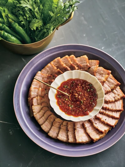 ゆで豚のサンチュ包み（写真はコーラポッサム／「韓国人オッパが作る 家にある調味料で 毎日韓国ごはん」より）