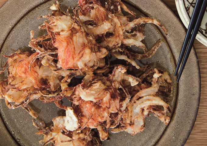 玉ねぎの甘みとかにかまのうまみが絶妙!「玉ねぎとかにかまのかき揚げ」