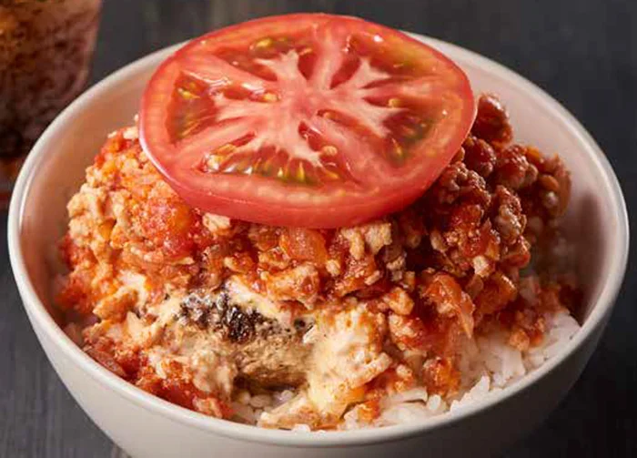 某人気バーガーを大胆アレンジ！米でもうまい「トマトバーガー丼」
