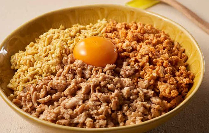 和風とカレーと韓国風！三色のそぼろで作る、新しい「三色鶏そぼろ丼」