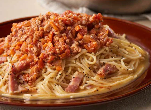 欲張りすぎる新感覚パスタ！「カルボナーラミートソース」