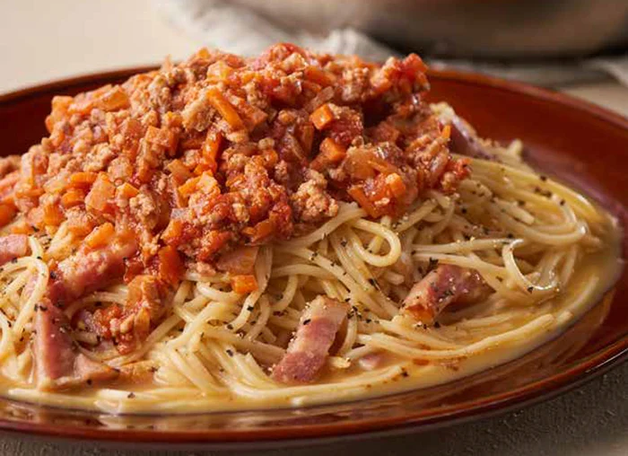 欲張りすぎる新感覚パスタ！「カルボナーラミートソース」／「バシャウマ自炊日記」（7）