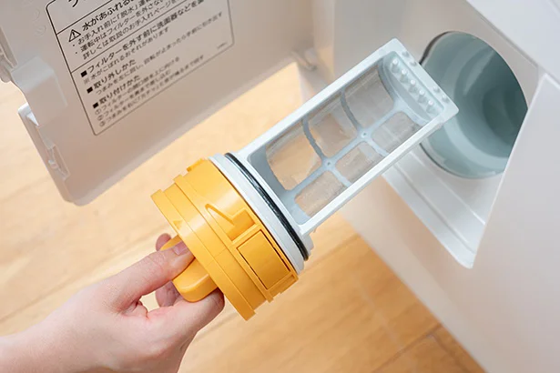 ホコリや糸くずは、本体下部にある「大容量糸くずフィルター」がしっかりキャッチ