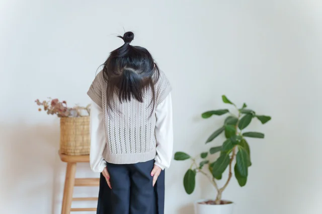 「人生何周目？」「何度も見ちゃう！」と23万いいねの大反響！テレビの前で1歳児が深々とお辞儀をするワケは？