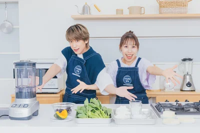 ポーズもノリノリで。みきママ「今日はケーキざんまい♪」