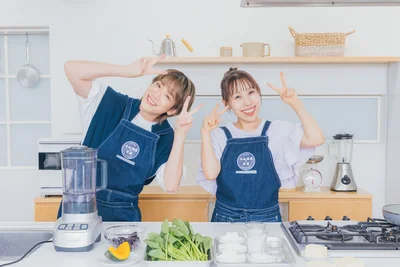 メインカットはもちろん22周年の「ニャンニャン」ポーズ
