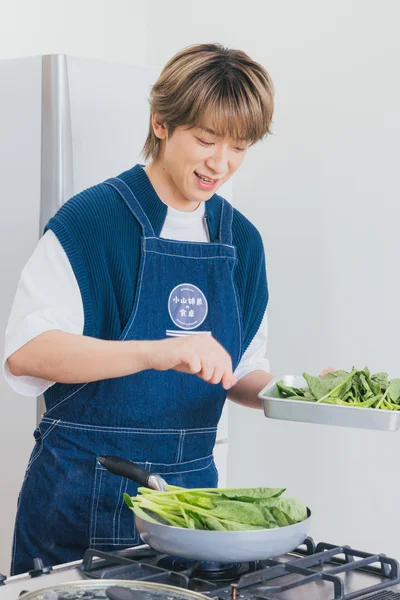 今回はほうれん草を加藤シゲアキさんに見立てて特製ケーキづくり！ほうれん草を投入するたびに「シゲ～♡」とニコニコの小山さん！