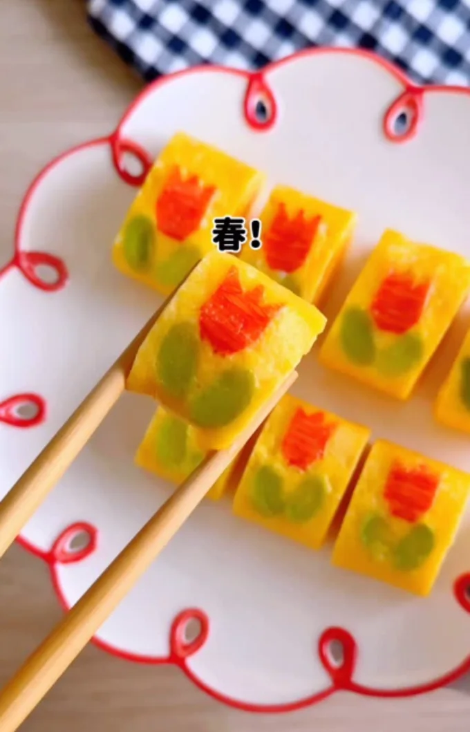 カニカマを使ったチューリップ。▶かわいくて食べられないレシピも!?(⇒次へ)