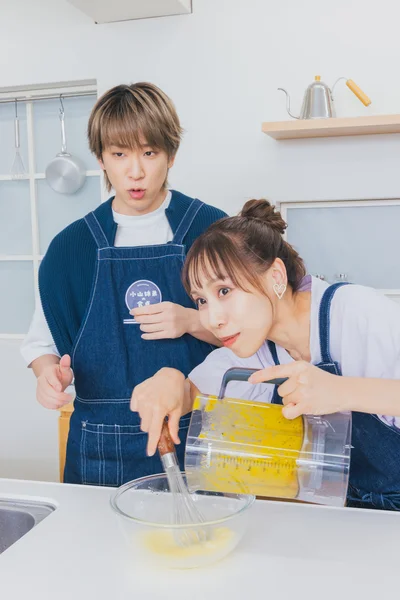 目線カットを撮るみきママさんに何か言いたそうな小山さん
