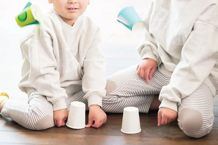 【集中力がつくおうち遊び】子ども達も大興奮！ぽーんと飛び出す「紙コップロケット」の作り方／3歳からの「おうち遊び」（1）