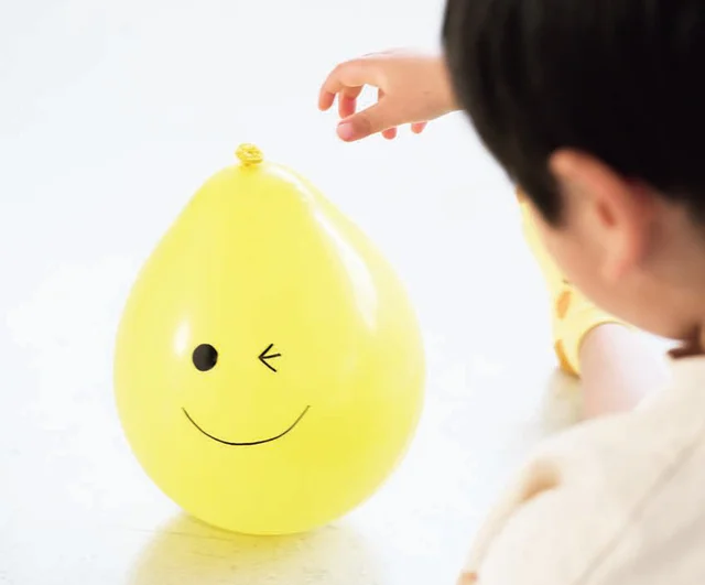 【集中力がつくおうち遊び】0歳から楽しめる！倒しても倒れない「ゆらゆら風船」の作り方
