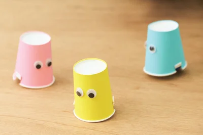 走る紙コップ