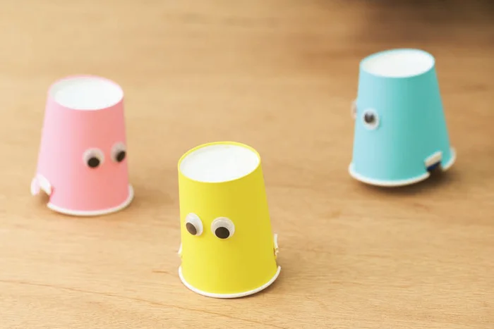 【集中力がつくおうち遊び】トコトコ走る様子がかわいい「走る紙コップ」の作り方