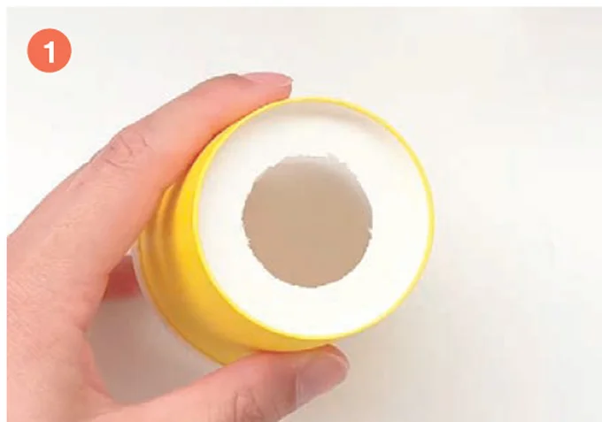 カッターで紙コップの底に直径2cmぐらいの穴を開ける
