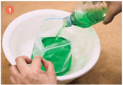 色水を作り、袋に入れる